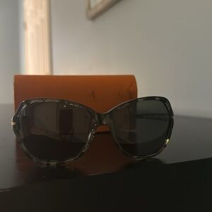 Tory Burch Tortoise Shell Sunglasses w Case